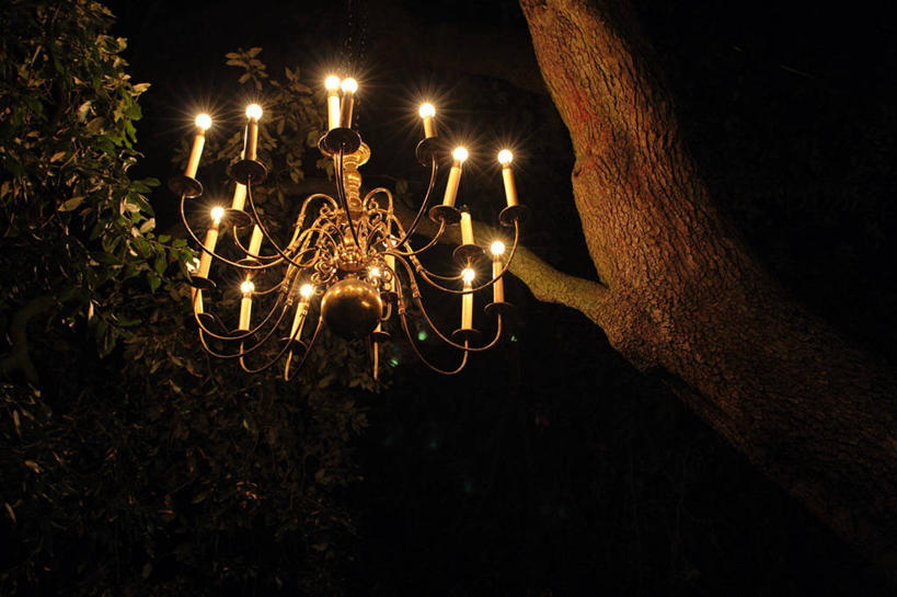 无人,横图,室外,夜晚,英国,欧洲,吊挂,悬挂,火焰,挂,英格兰,树,树干,摄影,高雅,简单,照明设备,西欧,北欧,水晶吊灯,大不列颠,大不列颠及北爱尔兰联合王国,大不列颠及爱尔兰联合王国,萨塞克斯,萨塞克斯郡,苏塞克斯,想法,东萨塞克斯郡,大不列颠王国,大英帝国,联合王国,日不落帝国,布赖顿,传统节日