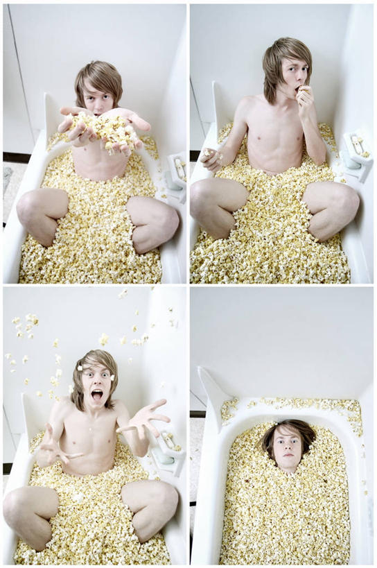 西方人,成年人,一个人,坐,躺,吃,竖图,俯视,室内,欧洲,美国,欧洲人,仅一个男性,仅一个人,半空,小吃,饮食,裸露,仅一个年轻男性,张嘴,浴盆,爆米花,乐趣,摄影,多样,幽默,北美,北美洲,享乐,美洲,出示,裸,张大嘴巴,俄勒冈州,北亚美利加洲,亚美利加洲,尤金,男人,男性,年轻男性,白种人,年轻人,张开嘴,休闲活动,扔,高角度拍摄,美利坚合众国