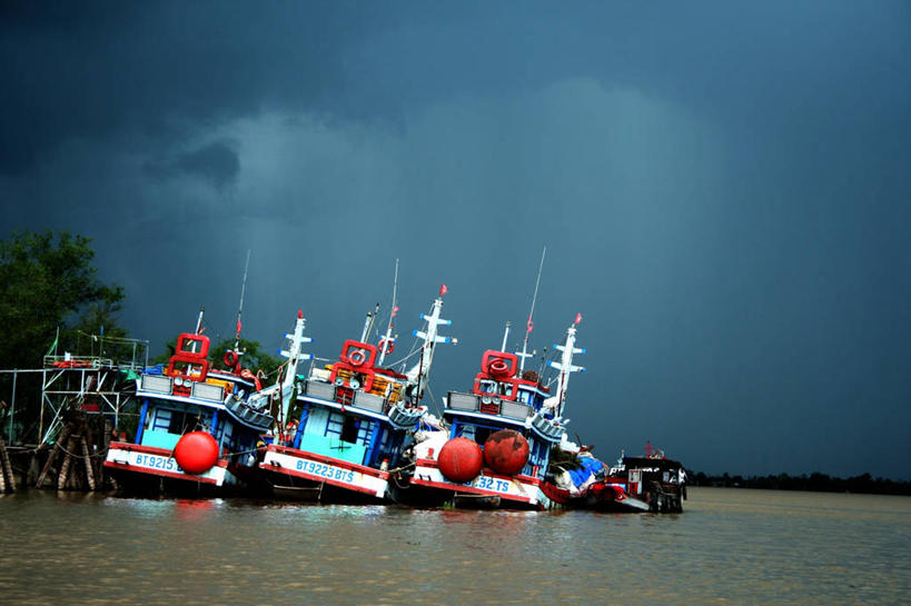 无人,横图,室外,白天,风险,河流,水,暴风雨,船,越南,停靠,反射,岛,乌云,云,渔船,自然灾害,天气,树,三个,天空,自然,摄影,环境,停止,停泊,暂停,停滞,湄公河,三角洲,印度支那,危险,旅行,湄公河三角洲