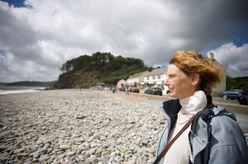 西方人,成年人,中年人,老年人,脸,头,脸颊,一个人,站,笑,微笑,露齿笑,横图,室外,白天,侧面,旅游,度假,快乐,幸福,山,汽车,英国,欧洲,欧洲人,仅一个女性,仅一个人,行人,游客,游人,云,机动车,拿着,休闲装,外套,路人,旅客,肩膀,树,衣服,天空,围巾,看,仅一个中年女性,大西洋,摄影,运送,北欧,威尔士,茄克,过客,彭布罗克郡,女人,女性,中年女性,白种人,头部,发型,脸部,脸蛋,面部,海滩,岩石,休闲活动,步行,旅行,领饰,乱发