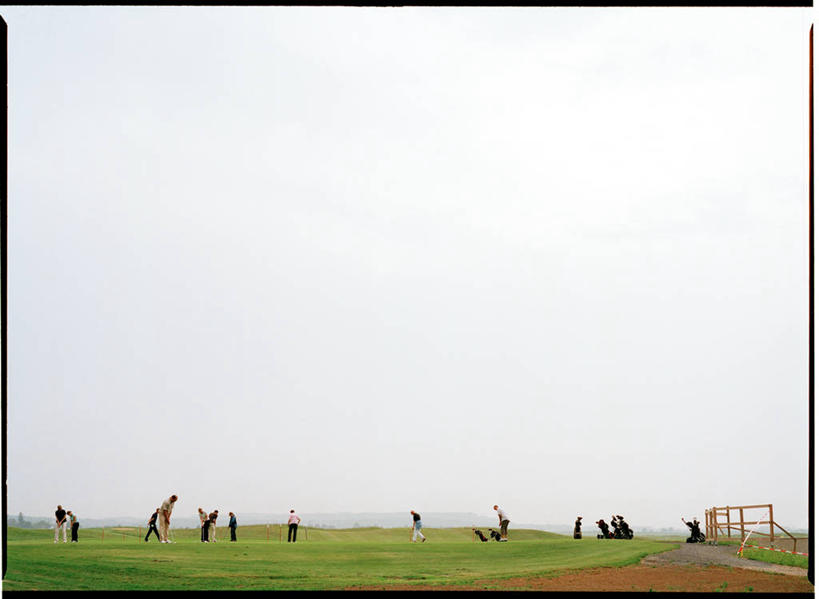 人群,体育馆,运动场,站,横图,室外,白天,运动,德国,许多人,注视,休闲装,体育场,高尔夫球场,草,衣服,天空,观察,看,一群人,活力,摄影,观看,动作,察看,专心,高尔夫球杆,关注,中欧,高尔夫球包,万里无云,运动馆,高尔夫球运动,休闲活动