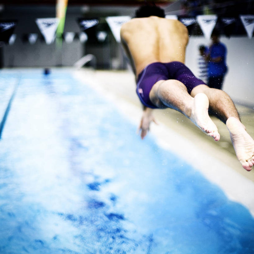 成年人,一个人,体育馆,游泳池,运动场,跳,举,方图,室外,白天,泳装,度假,自由,竞争,菲律宾,仅一个男性,仅一个人,半空,体育场,裸露,仅一个年轻男性,背面,衣服,托,赤脚,摄影,动作,决心,裸,挑战,运动馆,吕宋岛,技能,无忧无虑,男人,男性,年轻男性,中国人,年轻人,举起,举手,举着,向上举,向上伸,向上托,旅行,奎松城