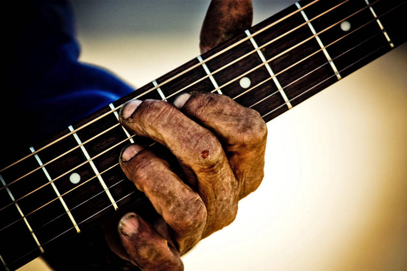 西方人,成年人,手,一个人,横图,室外,特写,白天,欧洲,非洲,南非,黑人,欧洲人,仅一个男性,表演,吉他,弦乐器,音乐,休闲装,衣服,人体,摄影,肮脏,部分,吉他手,音乐人,邋遢,西开普省,龌龊,污秽,非洲人,休闲活动,哈特湾