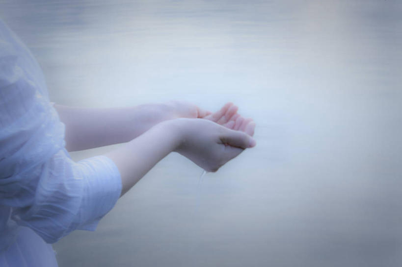 手,一个人,横图,室外,白天,水,雾,广岛县,日本,液体,水滴,休闲装,衣服,人体,摄影,东亚,纯净,捧着