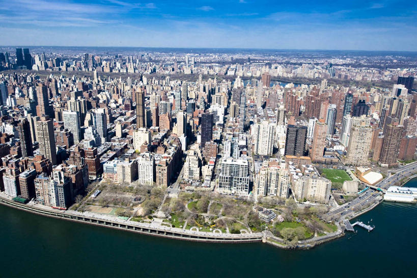 无人,横图,俯视,航拍,室外,白天,度假,河流,美景,天际线,城市风光,城市,建筑,摩天大楼,船,纽约,美国,景观,曼哈顿,娱乐,树,天空,享受,休闲,办公大楼,景色,放松,摄影,北美,北美洲,鸟瞰,美洲,伊利诺斯州,纽约市,纽约州,帝国之州,帝国州,北亚美利加洲,亚美利加洲,富人区,上东区,上流区,高角度拍摄,旅行,美利坚合众国,曼哈顿区,纽约县,曼哈顿岛,东河