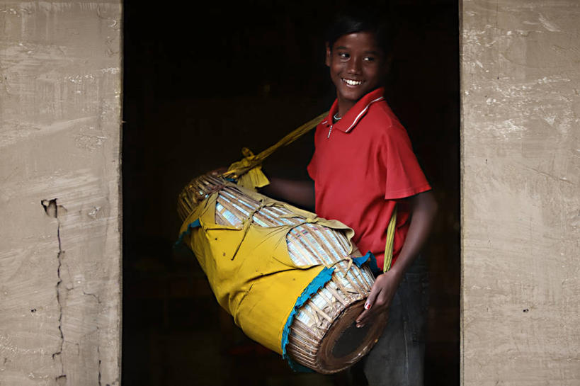 儿童,少年,一个人,站,横图,室内,白天,幸福,纯洁,孟加拉国,亚洲,仅一个男性,仅一个人,装饰,房屋,鼓,音乐,休闲装,仅一个年轻男性,小孩,衣服,可爱,童年,童趣,摄影,享乐,南亚,童真,烂漫,无邪,孟加拉人民共和国,锡尔赫特,印度次大陆,天真,男人,男性,年轻男性,亚洲人,孩子,半身