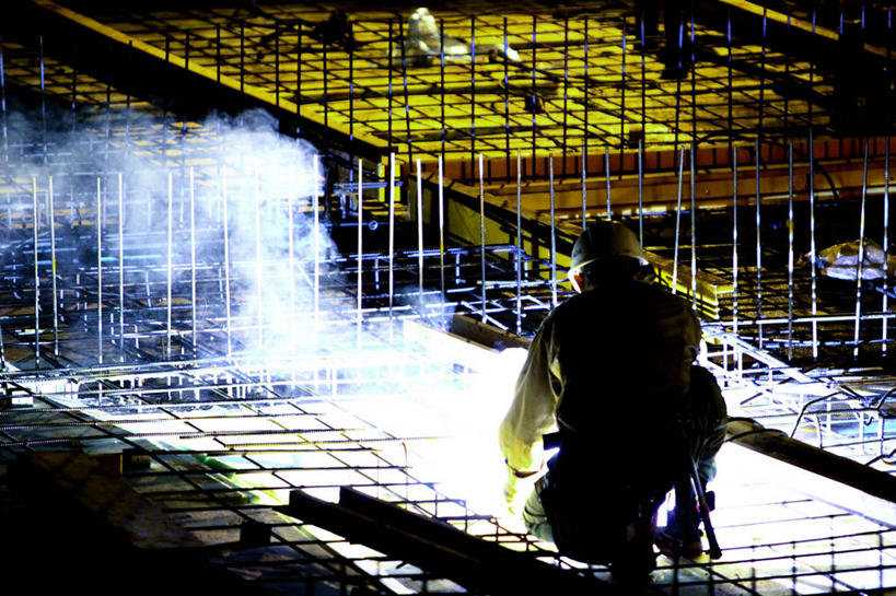 一个人,建筑工人,蹲,横图,室外,夜晚,工作服,制服,安全,建筑业,建筑,日本,朦胧,模糊,工作,钢铁,防护,自然灾害,工人,背面,衣服,建筑工地,烟,摄影,保护,合金,加班,保险,防护服,毁灭,东亚,地震,中部地方,岐阜县,保全,周全,安稳,安定,工作制服,平安,员工,工作套服,匠人,劳动者,体力工