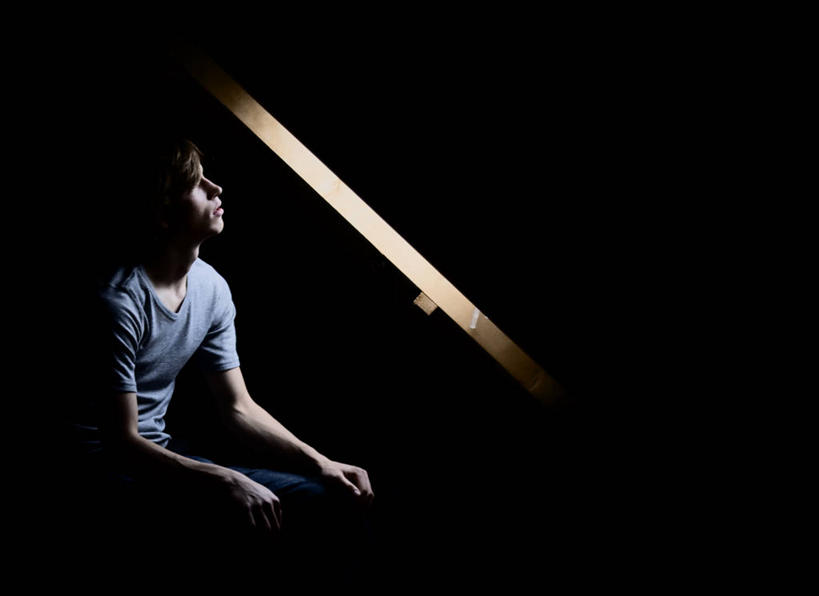 成年人,一个人,坐,横图,室内,寂寞,阁楼,德国,仅一个男性,仅一个人,木制,首都,注视,休闲装,柏林,仅一个年轻男性,观察,看,思考,个性,摄影,观看,察看,关注,近景,中欧,男人,男性,年轻男性,年轻人,独处