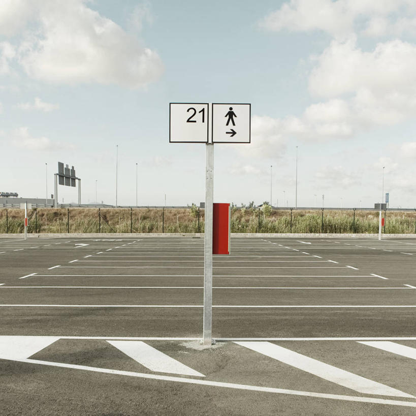 无人,机场,方图,室外,白天,路,指示牌,西班牙,巴塞罗那,标志,路标,数字,文字,云,方向,标识,箭头,天空,运输,摄影,指导,指向,伊比利亚半岛,簇,巴塞罗那国际机场