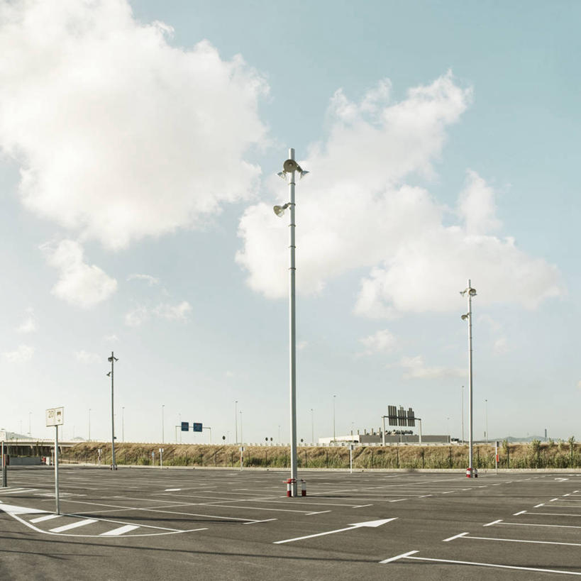 无人,机场,方图,室外,白天,路,指示牌,西班牙,巴塞罗那,标志,路标,文字,云,杆,方向,标识,箭头,天空,运输,摄影,指导,指向,扩音器,北欧,消息,伊比利亚半岛,簇,法罗群岛,巴塞罗那国际机场