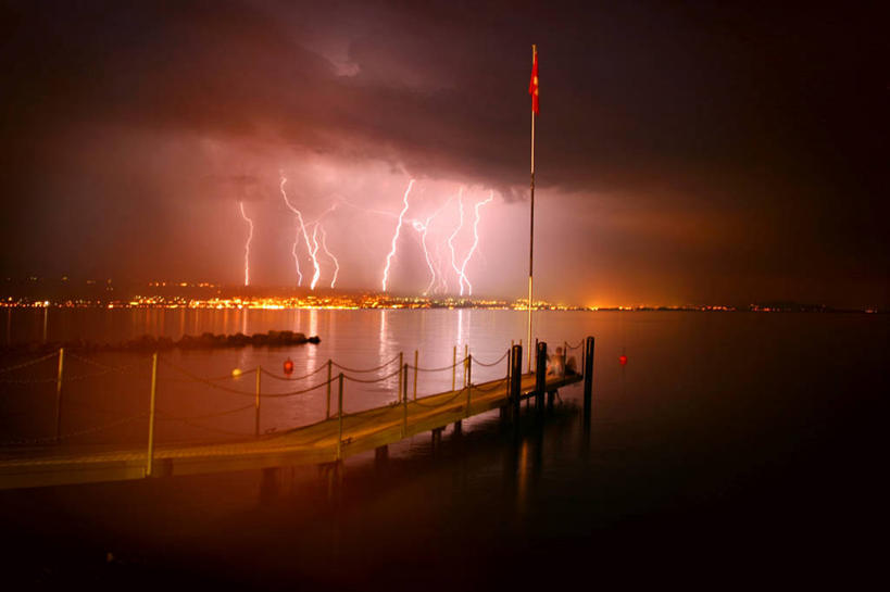 两个人,码头,坐,横图,室外,度假,湖,美景,闪电,暴风雨,城市风光,城市,建筑,旗帜,瑞士,朦胧,模糊,反射,符号,景观,光亮,天气,杆,娱乐,天空,自然,黄昏,享受,休闲,景色,放松,摄影,品牌,环境,照亮,打雷,雷,中欧,日内瓦湖,洛桑,雷雨,上萨瓦,沃州,危险,岩石,打闪,线状闪电
