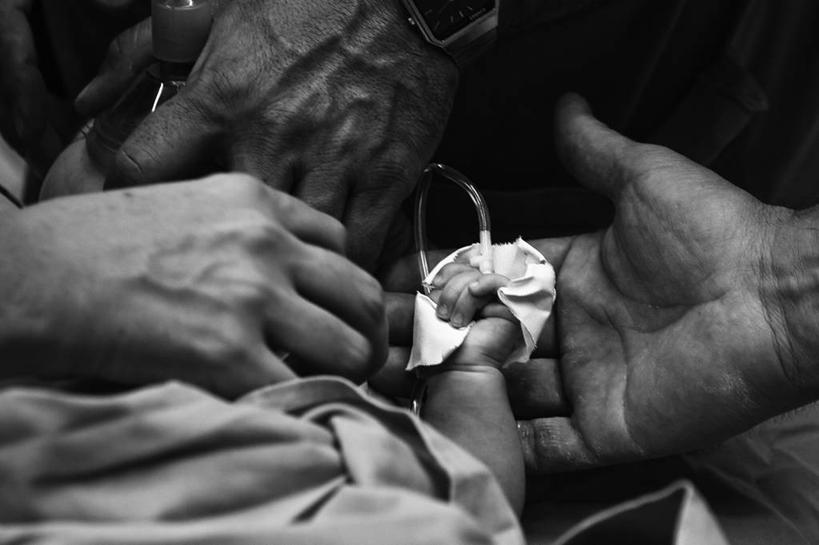 手,四个人,医生,病人,医院,横图,俯视,室内,特写,团队,阿根廷,连接,药,首都,拿着,医疗用品,休息,表,南美,童年,人体,摄影,部分,腕表,手术,手术室,关爱,运送,问题,医疗工具,外科医生,静脉滴注,布宜诺斯艾利斯,开端,睡觉,高角度拍摄,门诊部