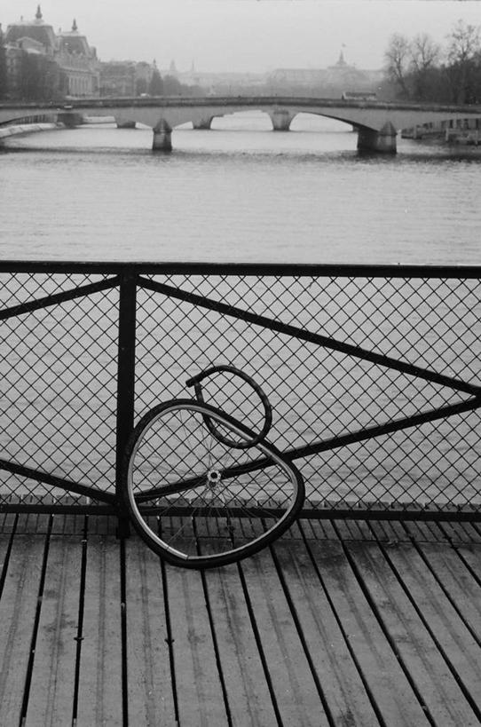 无人,栏杆,竖图,室外,白天,旅游,度假,河流,建筑,自行车,法国,巴黎,废弃,流水,桥,首都,联系,车轮,摄影,报废,废物,丢弃,放弃,抛弃,中欧,摈弃,法兰西岛大区,艺术桥,旅行,屏弃,摈斥,摒除