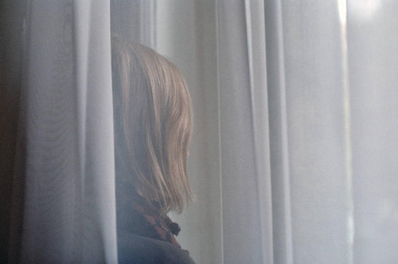 儿童,脸,头,脸颊,一个人,站,横图,室内,纯洁,窗帘,仅一个女性,仅一个人,注视,休闲装,肩膀,小孩,背面,衣服,装饰物,观察,看,仅一个小孩,个性,可爱,童年,童趣,摄影,观看,察看,关注,童真,烂漫,无邪,巴尔干,塞尔维亚,天真,女孩,女人,女性,孩子,头部,脸部,脸蛋,面部,女生,好奇心,贝尔格雷德