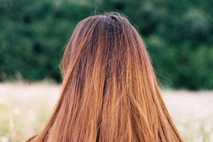 儿童,一个人,横图,室外,特写,白天,纯洁,仅一个女性,仅一个人,草,小孩,背面,自然,看,仅一个小孩,个性,可爱,童年,童趣,摄影,灌木,环境,简单,童真,烂漫,无邪,巴尔干,塞尔维亚,天真,女孩,女人,女性,孩子,女生