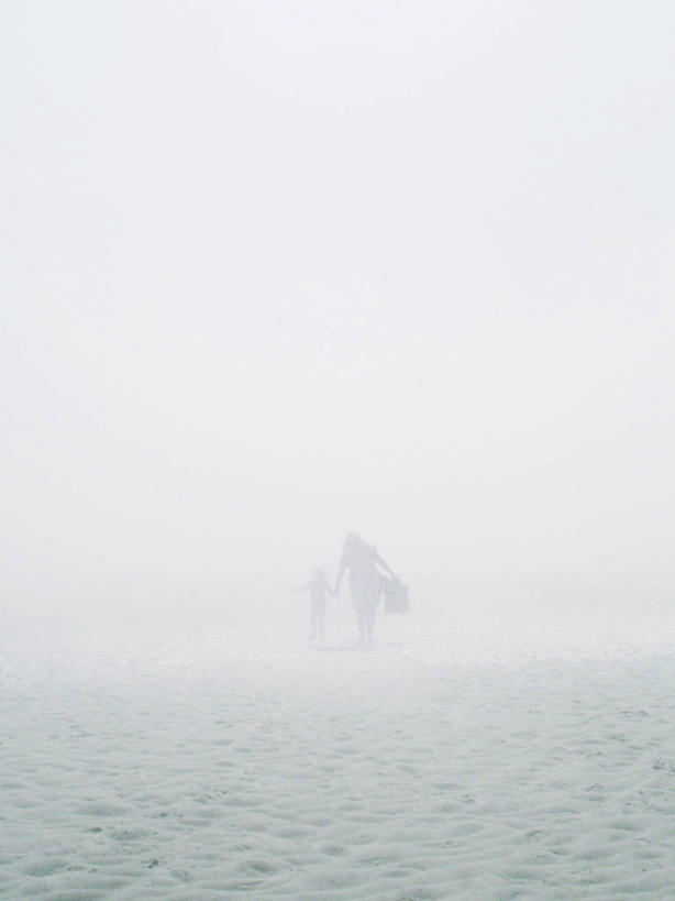 两个人,竖图,室外,白天,度假,神秘,雾,法国,朦胧,模糊,休闲装,自然,摄影,剪影,中欧,海滩,步行,手牵手