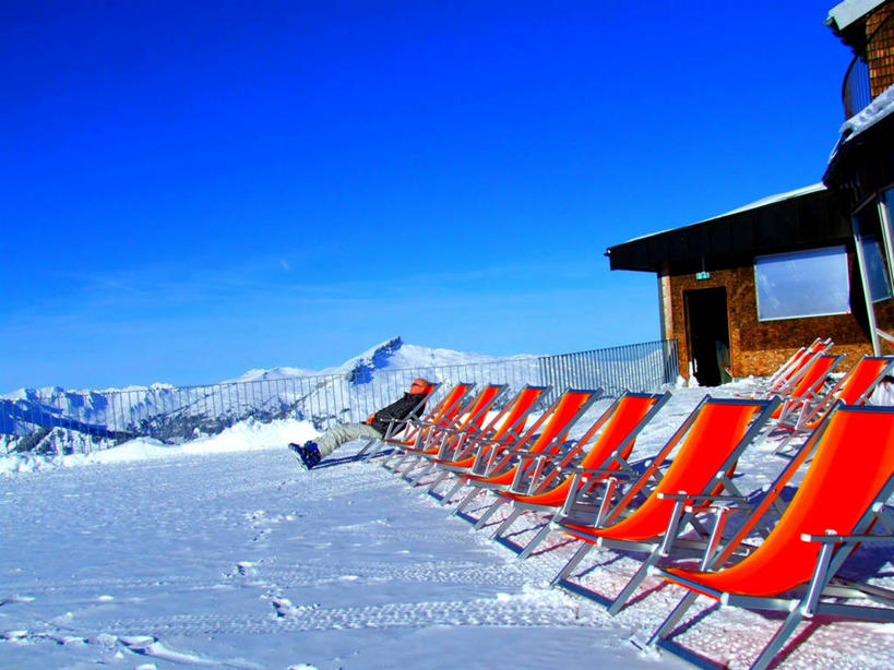 西方人,成年人,一个人,栏杆,坐,横图,室外,白天,侧面,度假,山,山脉,雪,奥地利,欧洲,欧洲人,仅一个男性,仅一个人,一排,整齐,冬天,休闲装,外套,排列,仅一个年轻男性,衣服,天空,自然,放松,寒冷,摄影,环境,队列,中欧,阿尔卑斯山脉,万里无云,茄克,福拉尔贝格州,男人,男性,年轻男性,白种人,年轻人,休闲活动,休闲椅,旅行