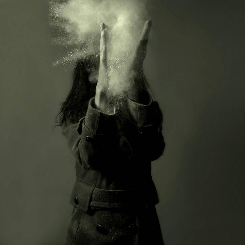 成年人,一个人,站,举,方图,黑白,室内,正面,英国,欧洲,仅一个女性,灰色背景,外套,英格兰,衣服,托,个性,活力,摄影,打扫,灰尘,西欧,北欧,大不列颠,大不列颠及北爱尔兰联合王国,大不列颠及爱尔兰联合王国,萨塞克斯,萨塞克斯郡,苏塞克斯,东萨塞克斯郡,举起,举手,举着,清洗,向上举,向上伸,向上托,半身,影棚拍摄,大不列颠王国,大英帝国,联合王国,日不落帝国