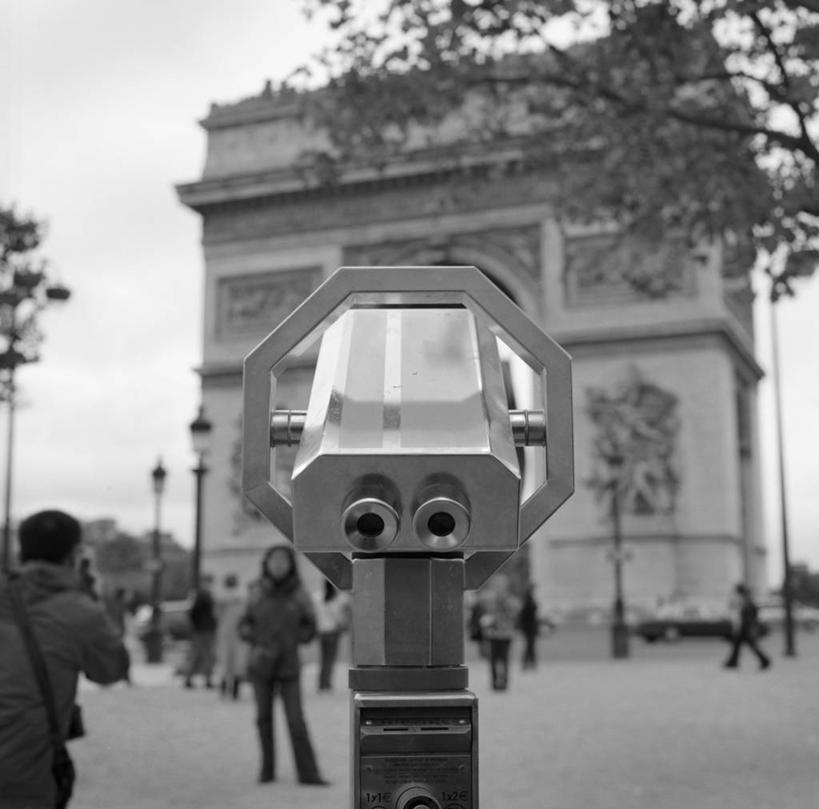 成年人,两个人,站,横图,黑白,室外,白天,旅游,度假,仪器,科技,建筑,路灯,相机,法国,凯旋门,行人,游客,游人,眺望,检查,朦胧,模糊,研究,反射,分析,科学,望远镜,拱门,首都,历史,路人,旅客,树,拍照,地标建筑,观察,清晰,探索,摄影,放大,观看,仔细,科研,科学技术,瞭望,聚焦,照明设备,关注,法国文化,欧洲文化,摄影器材,中欧,远视镜,瞭望镜,光学,清楚,双筒望远镜,过客,男人,男性,女人,女性,步行,半身,旅行,投币式望远镜,光学仪器,千里镜,戴高乐