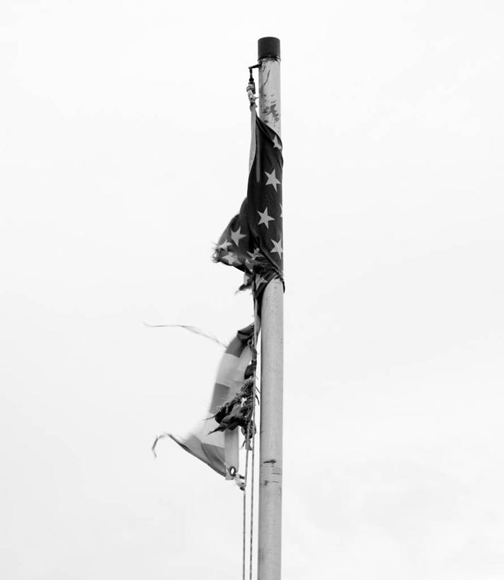 无人,竖图,黑白,阶调图片,室外,白天,风,英国,堆积,杆,破坏,破损,美国国旗,摄影,风化,损坏,北欧,下降,美国文化,忠诚,爱国主义,尊敬,破败,风蚀,石化,风蚀地貌,岩石层,岩石,单色图片