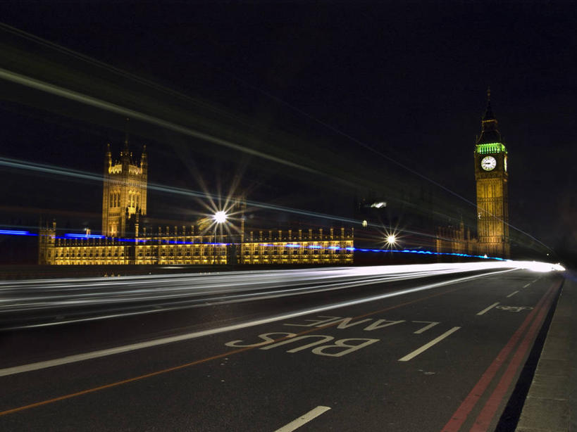 无人,横图,室外,夜晚,运动模糊,长时间曝光,城市,建筑,路,路灯,英国,欧洲,伦敦,路标,文字,线条,钟楼,分界线,光亮,首都,大本钟,钟塔,地标建筑,运输,摄影,英文字母,车灯,尾灯,迅速,照亮,照明设备,西欧,北欧,政府,大不列颠,威斯敏斯特市,英国文化,英国国会大厦,大不列颠及北爱尔兰联合王国,大不列颠及爱尔兰联合王国,雾都,威斯敏斯特桥,旅行,大不列颠王国,大英帝国,联合王国,日不落帝国