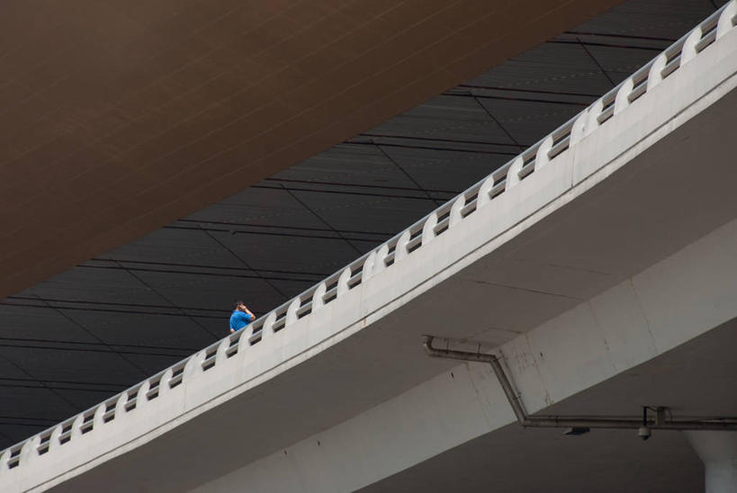 脸,头,脸颊,一个人,机场,站,横图,室外,夜晚,仰视,建筑,北京,朦胧,模糊,首都,肩膀,运输,摄影,北京市,北京首都国际机场,头部,脸部,脸蛋,面部,低角度拍摄,旅行