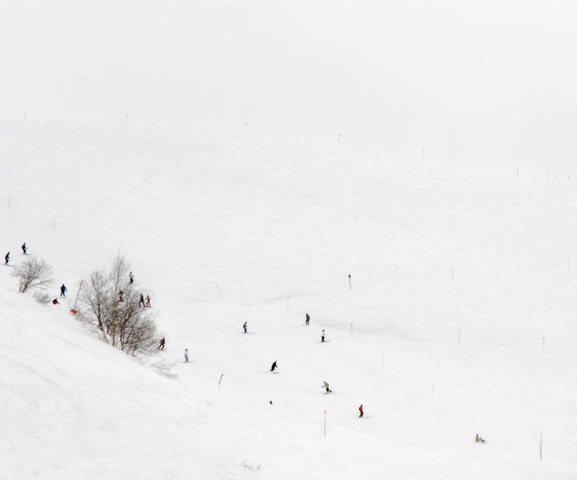 人群,横图,俯视,室外,白天,运动服,度假,运动,雪,雪山,法国,朦胧,模糊,山顶,冬天,许多人,树,白色,一群人,寒冷,摄影,滑雪服,中欧,冬季运动,滑雪运动,休闲活动,高角度拍摄,旅行