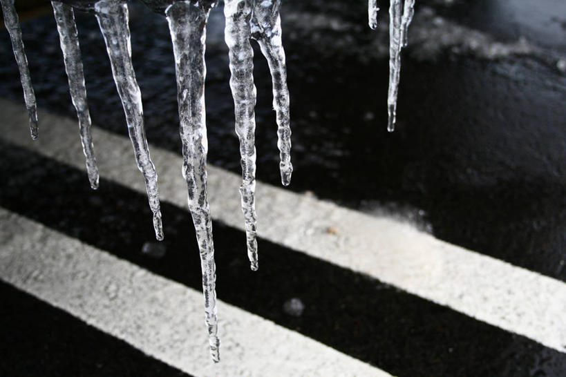 无人,停车场,横图,室外,夜晚,雪,城市,路,美国,湿,路标,冰,冰柱,天气,方向,寒冷,运输,摄影,北美,北美洲,美洲,北亚美利加洲,亚美利加洲,肯塔基,肯塔基州,青草之州,莱克星顿,雷克星敦,列克星敦,美利坚合众国