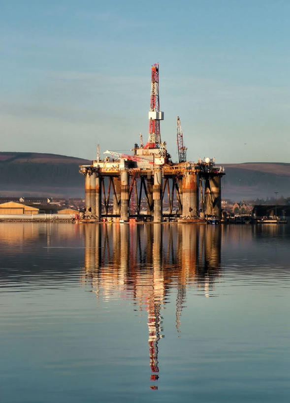 无人,竖图,室外,白天,探险,机器,海洋,河流,山,水,英国,对称,反射,设备,苏格兰,天空,机械,摄影,能源,宁静,石油工业,北欧,钻井,油田,钻塔,化石燃料,旅行,因弗戈登,采油平台