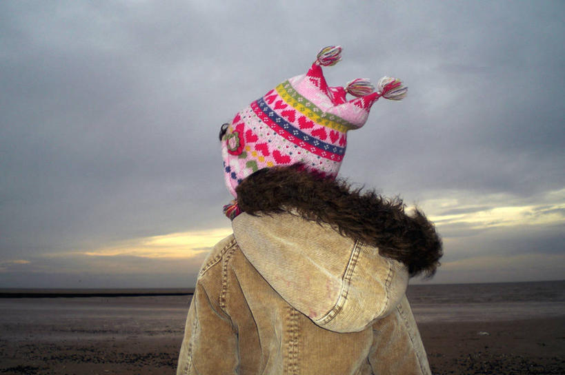 脸,头,脸颊,一个人,站,横图,室外,白天,运动服,帽子,纺织品,英国,服装,朦胧,模糊,休闲装,肩膀,背面,衣服,天空,黄昏,看,休闲,思考,休闲服,连帽衫,个性,寒冷,摄影,服饰,北欧,毛皮,帽衫,编织帽,肯特,裘皮帽,头部,脸部,脸蛋,面部,风帽,独处