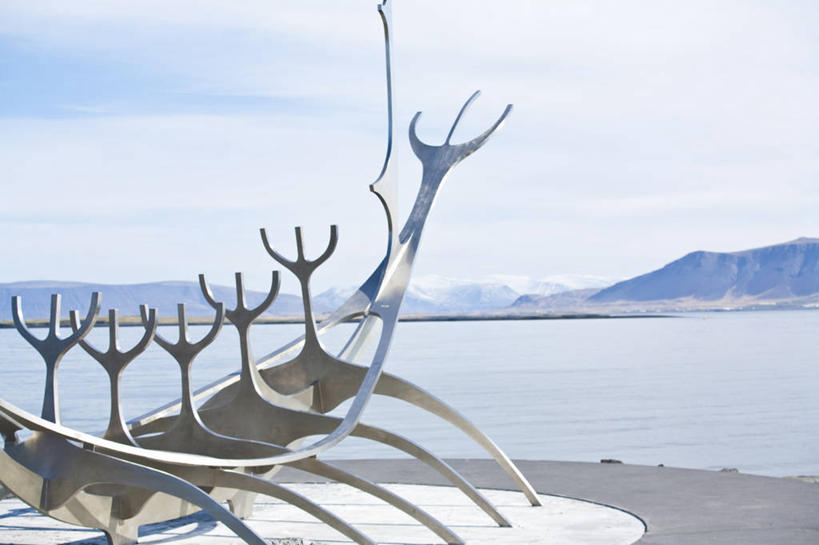 帆船,无人,横图,室外,白天,海洋,山,山脉,水,雕塑,冰岛,钢铁,金属,雕像,首都,历史,现代,天空,地标建筑,摄影,宁静,合金,创造力,维京船,雷克雅未克,想法,美术工艺,旅行