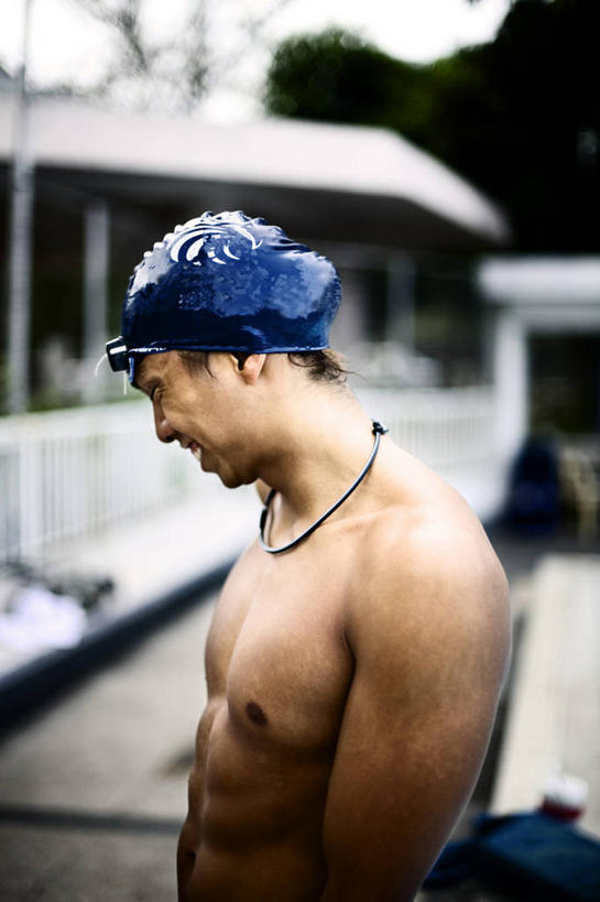 游泳,东方人,成年人,脸,头,脸颊,一个人,体育馆,游泳池,运动场,站,笑,微笑,露齿笑,竖图,室外,白天,侧面,快乐,幸福,生活用品,建筑,菲律宾,亚洲,仅一个男性,仅一个人,准备,环保,眼镜,泳镜,手帕,注视,黄种人,手绢,体育场,裸露,肩膀,树,仅一个年轻男性,游泳眼镜,日用品,观察,看,个性,摄影,观看,环境,察看,练习,早晨,关注,游泳帽,裸,运动馆,美观,吕宋岛,男人,男性,年轻男性,亚洲人,年轻人,头部,脸部,脸蛋,面部,菲律宾人,奎松城