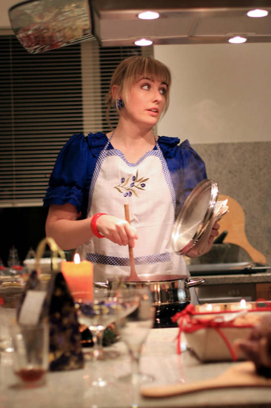 西方人,成年人,头发,一个人,家庭,站,竖图,室内,正面,工作服,制服,安全,厨房,餐具,蜡烛,欧洲,冰岛,欧洲人,仅一个年轻女性,仅一个女性,仅一个人,准备,火焰,围裙,灶台,防护,光亮,燃烧,拿着,饮食,装饰物,看,思考,温暖,温馨,一家人,金色,百叶帘,摄影,保护,照亮,和睦,混合,葡萄酒杯,照明设备,北欧,保险,防护服,冰岛共和国,保全,周全,安稳,安定,工作制服,搅动,阿库雷里,平安,年轻女性,女人,女性,白种人,年轻人,发型,玻璃杯,烹调,半身,工作套服,融洽,短发,例行公事