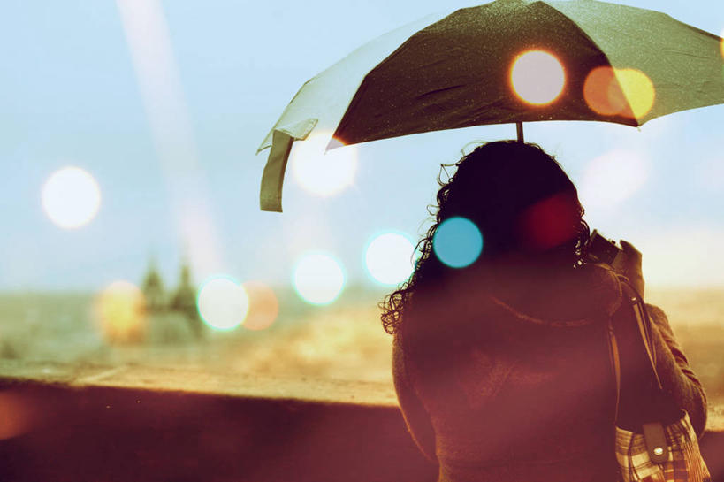 成年人,脸,头,脸颊,一个人,横图,室外,白天,欧洲,捷克,仅一个女性,伞,城堡,挎包,首都,肩膀,背面,摄影,保护,中欧,捷克共和国,万里无云,波西米亚,布拉格,头部,脸部,脸蛋,面部,散焦