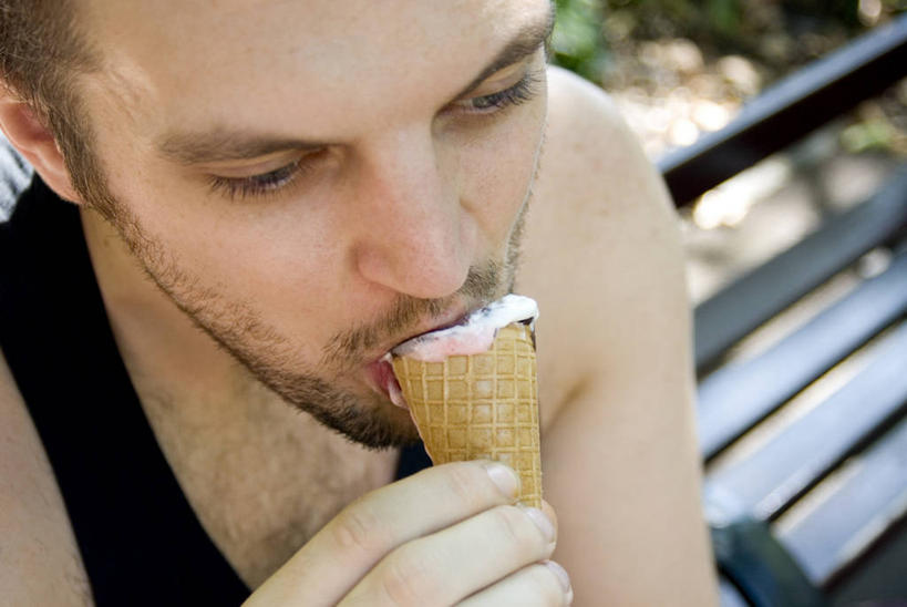 西方人,成年人,一个人,公园,坐,吃,横图,俯视,室外,白天,椅子,英国,欧洲,伦敦,欧洲人,仅一个男性,仅一个人,背心,长椅,首都,拿着,饮食,座位,仅一个年轻男性,看,冰淇淋,草莓冰淇淋,摄影,享乐,西欧,北欧,大不列颠,大不列颠及北爱尔兰联合王国,大不列颠及爱尔兰联合王国,雾都,男人,男性,年轻男性,白种人,年轻人,上装,高角度拍摄,大不列颠王国,大英帝国,联合王国,日不落帝国,冰淇淋蛋卷