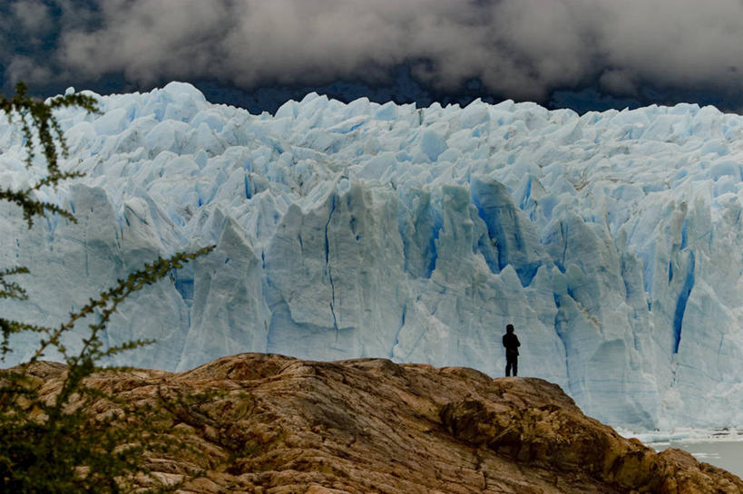 一个人,站,横图,室外,白天,美景,山,雪,阿根廷,朦胧,模糊,地形,景观,云,树,自然,景色,南美,寒冷,摄影,宁静,国家公园,近景,自然风光,剪影,冰河,比例,莫雷诺冰川,圣克鲁斯省,独处