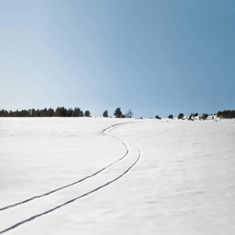 无人,方图,室外,白天,雪,西班牙,冬天,方向,树,自然,寒冷,摄影,伊比利亚半岛,万里无云,轮胎印