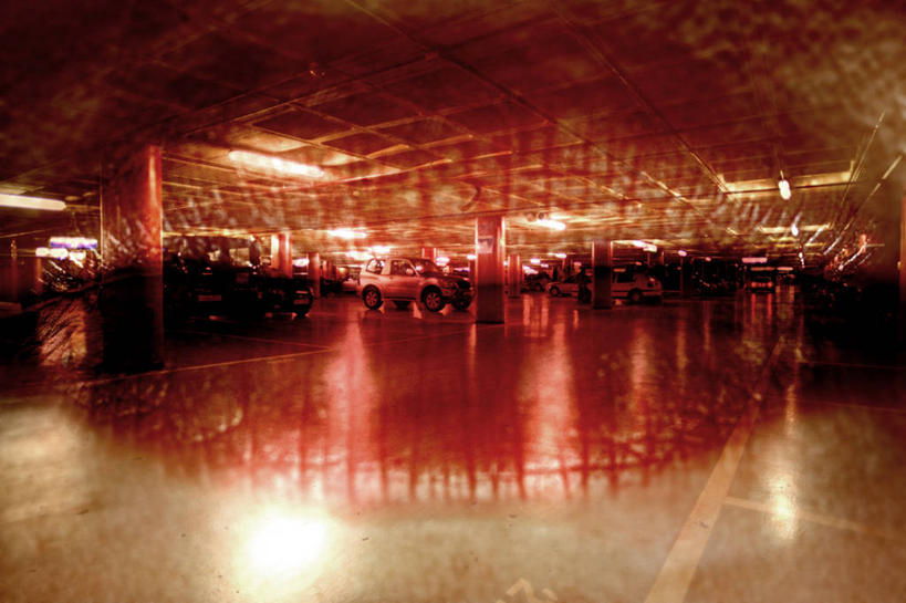 一个人,停车场,横图,室外,特写,夜晚,多次曝光,夜生活,建筑,汽车,西班牙,巴塞罗那,朦胧,模糊,反射,车,停车,唇膏,交通工具,运输,人体,摄影,照亮,载具,伊比利亚半岛,想法,嘴唇,巴塞罗那省