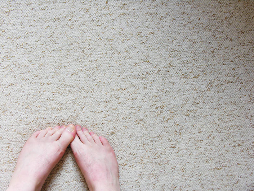 成年人,腿部,脚,脚趾,脚趾甲,腿,一个人,站,横图,俯视,室内,白天,地板,英国,仅一个男性,地面,赤脚,放松,人体,摄影,踏步,脆弱,北欧,足,柔和,脚指甲,高角度拍摄,感知