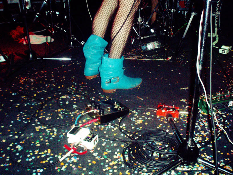 成年人,一个人,舞台,站,横图,俯视,室内,地板,克罗地亚,仅一个女性,庆祝,电缆,地面,凌乱,靴子,摄影,长袜,巴尔干,五彩纸屑,歌手,彩图,高角度拍摄