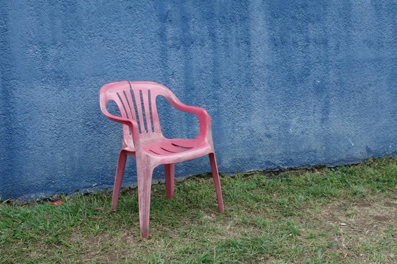 无人,横图,室外,白天,椅子,哥斯达黎加,塑胶,墙,草,放松,摄影,北美,北美洲,中美洲,下降,美洲,北亚美利加洲,亚美利加洲,哥斯达黎加共和国,圣何塞