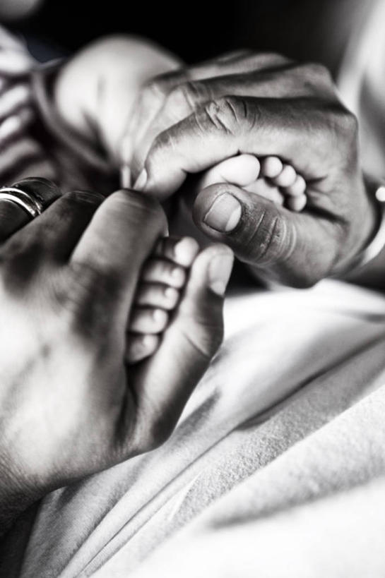 手,两个人,家庭,父亲,儿子,竖图,特写,骄傲,拿着,趴着,温暖,温馨,一家人,人体,摄影,部分,和睦,关爱,反差,足,多米尼加共和国,伊斯帕尼奥拉岛,仰卧,彩图,影棚拍摄,爱,融洽,灰度图像