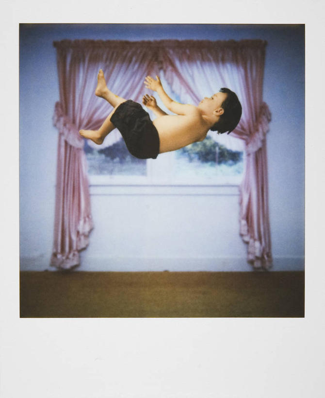 儿童,一个人,竖图,室内,白天,侧面,纯洁,美国,仅一个男性,仅一个人,短裤,漂浮,艺术,飞,裸露,小孩,仅一个小孩,赤脚,可爱,童年,童趣,摄影,幽默,亚利桑那,威胁,文学,灾难,裸,飓风,童真,台风,烂漫,无邪,暴风,超自然,想法,吉尔伯特,天真,危险,男孩,男人,男性,孩子,彩图,男生,超现实主义,流派,艺术流派,吉尔伯特飓风