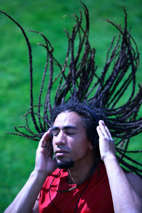 成年人,脸,头,脸颊,一个人,站,竖图,室外,白天,幸福,草坪,美国,仅一个男性,仅一个人,弯腰,庭院,休闲装,肩膀,仅一个年轻男性,摄影,享乐,男人,男性,年轻男性,年轻人,头部,脸部,脸蛋,面部,休闲活动,舞蹈,雷鬼头,独处