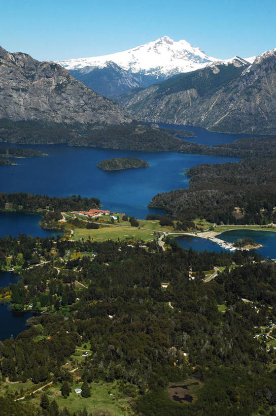 无人,竖图,俯视,室外,白天,湖,美景,森林,山,山脉,雪山,阿根廷,房屋,地形,景观,自然,景色,南美,摄影,宁静,自然风光,万里无云,巴里洛切,自然地理,彩图,高角度拍摄
