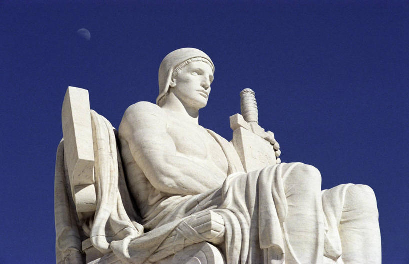 无人,横图,室外,白天,仰视,建筑,美国,蓝色背景,艺术,标志,雕像,符号,月亮,法院,首都,标识,一个,白色,摄影,单个,权威,华盛顿特区,美国最高法院,万里无云,性别符号,彩图,低角度拍摄,男性符号,法律,法律体系