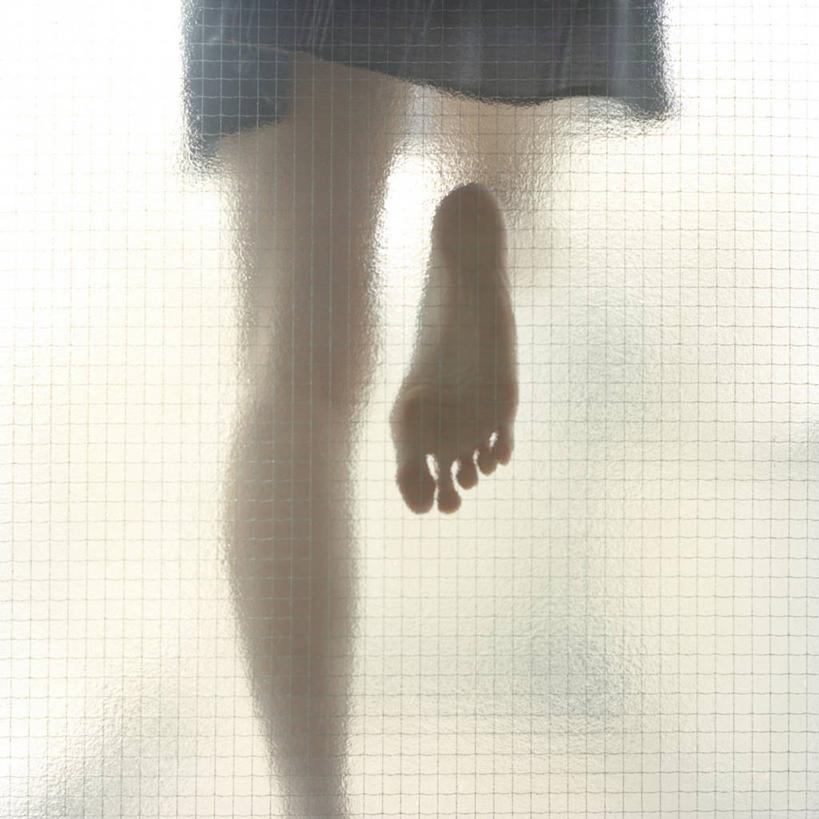 成年人,腿,一个人,站,方图,室内,白天,裙子,日本,仅一个女性,透明,靠,靠着,人体,摄影,脚掌,足,东亚,彩图