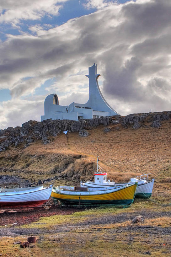 无人,教堂,竖图,室外,白天,山,建筑,冰岛,云,渔船,现代,摄影,宗教,基督教,斯奈山半岛,彩图