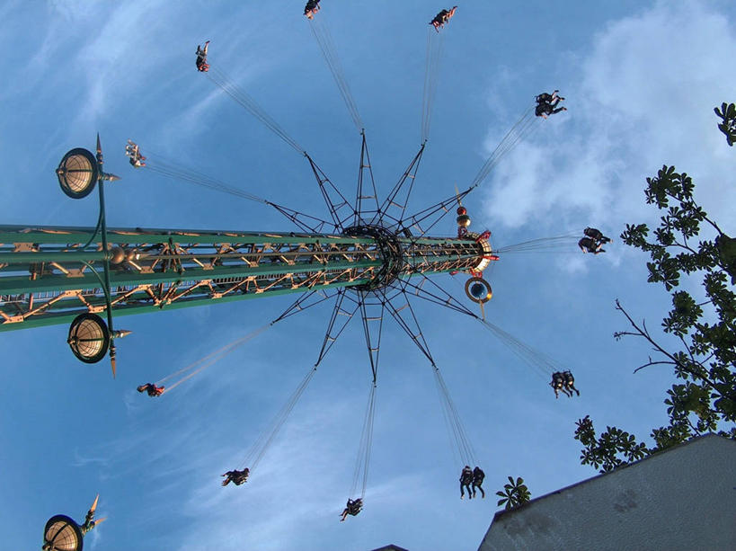 横图,室外,白天,运动模糊,游戏,城市,丹麦,云,首都,许多人,玩,注视,娱乐,刺激,树,观察,看,一群人,休闲,摄影,游乐设施,观看,活动,察看,发泄,关注,消遣,智力,斯堪狄纳维亚半岛,宣泄,游艺设施,哥本哈根,西兰岛,旋转秋千,休闲活动,玩耍,嬉戏,彩图