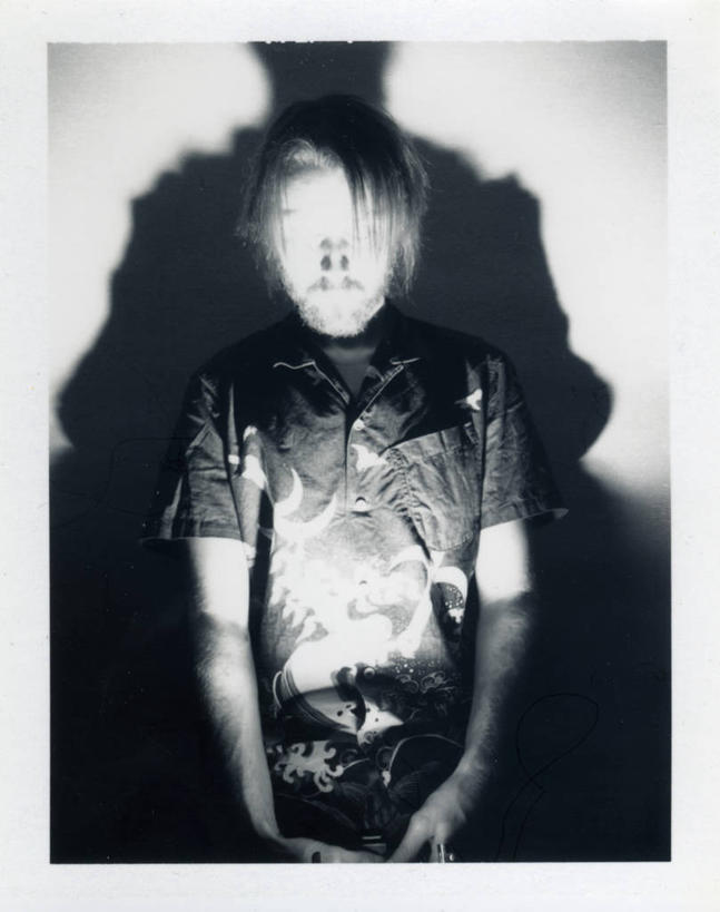 成年人,中年人,一个人,站,竖图,黑白,正面,日本,仅一个男性,仅一个人,仅一个中年男性,阴影,发光,仅一个年轻男性,摄影,怪异,照亮,肖像,手电筒,东亚,男人,男性,年轻男性,中年男性,年轻人,半身,影棚拍摄,暗调